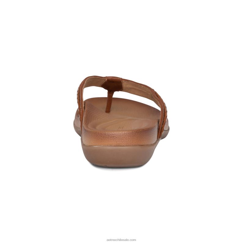 mujer marrón Aetrex tanga trenzada emmy 2TB4B131