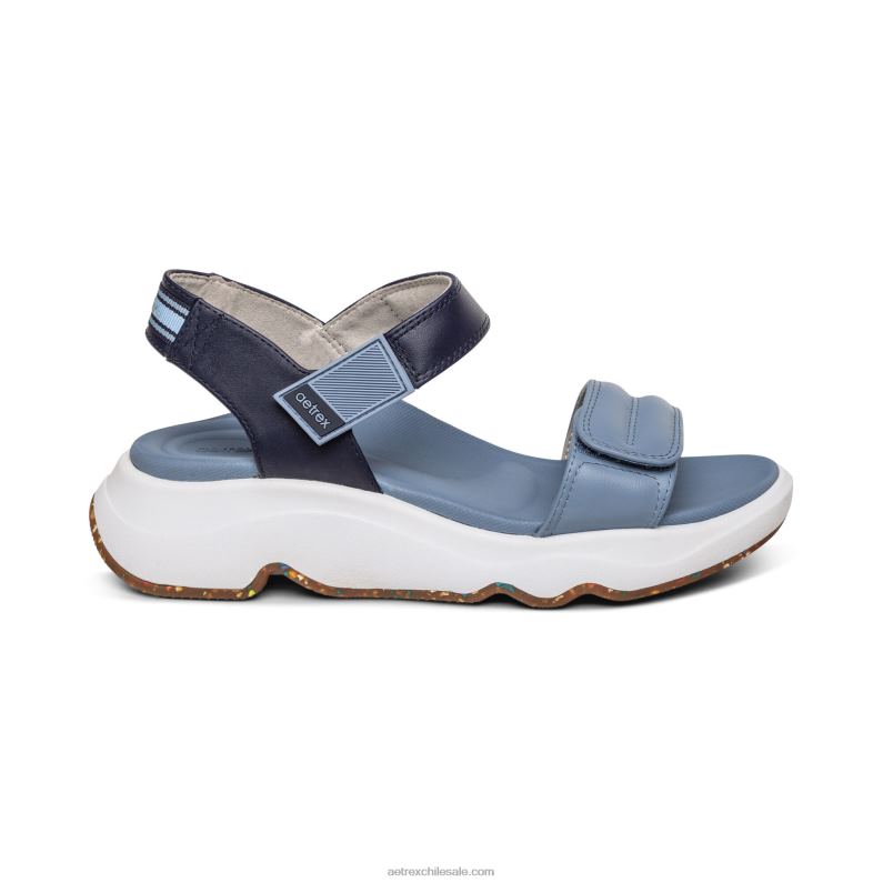 mujer azul Aetrex con sandalia sport 2TB4B288