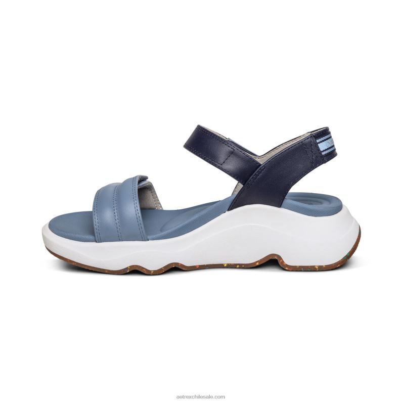 mujer azul Aetrex con sandalia sport 2TB4B288