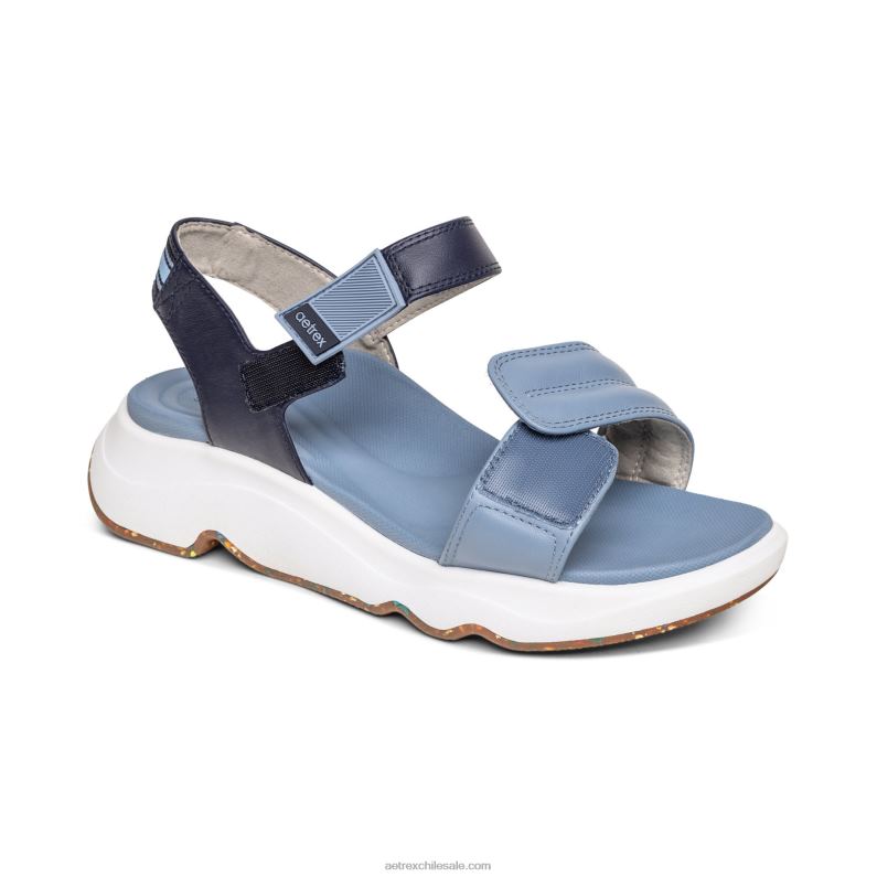 mujer azul Aetrex con sandalia sport 2TB4B288