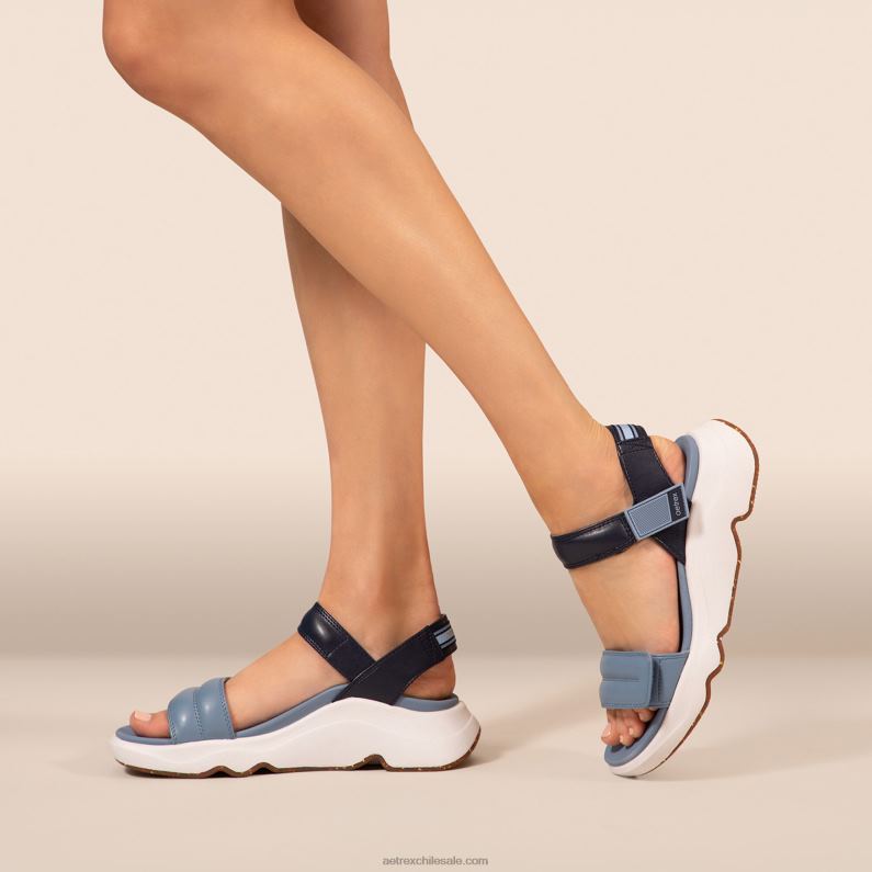 mujer azul Aetrex con sandalia sport 2TB4B288
