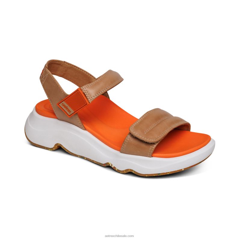 mujer camello Aetrex con sandalia sport 2TB4B209