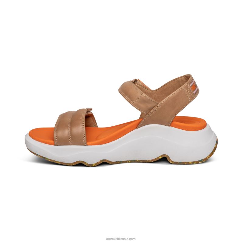 mujer camello Aetrex con sandalia sport 2TB4B209