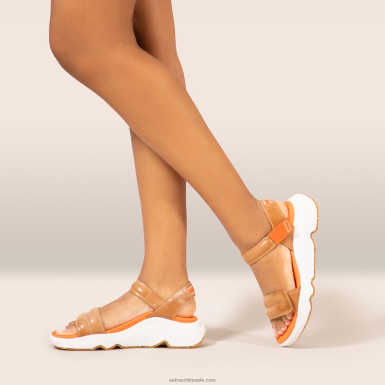 mujer camello Aetrex con sandalia sport 2TB4B209